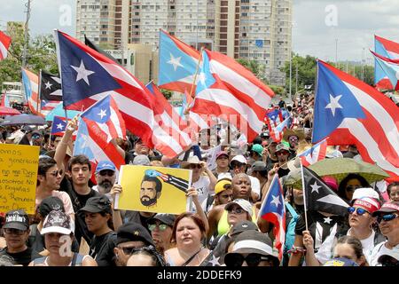 KEIN FILM, KEIN VIDEO, KEIN Fernsehen, KEINE DOKUMENTATION - Tausende von Puerto Ricanern marschieren auf der Las Americas Schnellstraße und fordern Puerto-ricanischen Gouverneur Ricardo 'Ricky' Antonio Rossello Nevares&apos; Rücktritt nach der Veröffentlichung von durchgesickerten privaten Chats am Montag, den 22. Juli 2019. Foto von Pedro Portal/Miami Herald/TNS/ABACAPRESS.COM Stockfoto