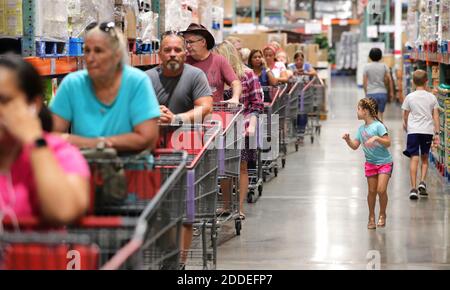KEIN FILM, KEIN VIDEO, KEIN Fernsehen, KEINE DOKUMENTATION - Costco-Käufer warten in der Schlange, um zwei Flaschen Wasser - das Limit pro Kunde - im Costco-Laden in Altamonte Springs, Florida, zu bekommen. Freitag, 30. August 2019, Als Central Florida Bewohner bereiten sich auf einen möglichen Streik durch Hurrikan Dorian. Foto von Joe Burbank/Orlando Sentinel/TNS/ABACAPRESS.COM Stockfoto