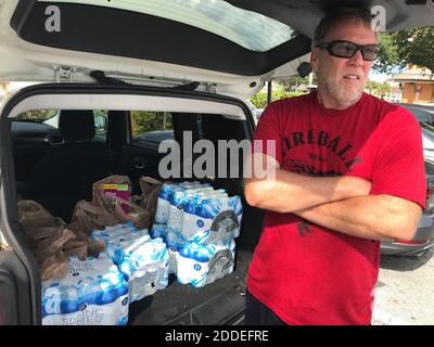 KEIN FILM, KEIN VIDEO, KEIN Fernsehen, KEIN DOKUMENTARFILM - Ed Smith lädt sich auf Wasser, als Hurrikan Dorian nähert. Florida, USA, 28. August 2019. Foto: Austin Fuller/Orlando Sentinel/TNS/ABACAPRESS.COM Stockfoto