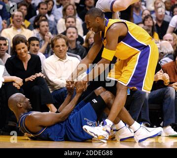 The Los Angeles Lakers' Kobe Bryant hilft einem gefallenen Michael Jordan von den Washington Wizards bei einem Spiel im Staples Center in Los Angeles am 28. März 2003. Foto von Vince Bucci/Getty Images/TNS /ABACAPRESS.COM Stockfoto