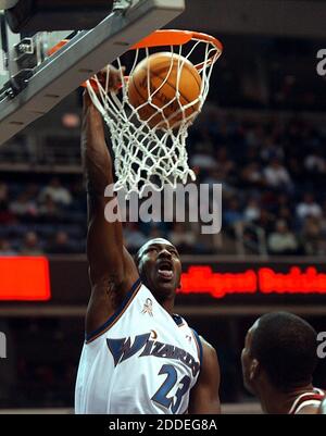 KRT SPORTGESCHICHTE TRÄGE: FALKEN-ZAUBERER KRT FOTO VON HARRY E. WALKER/KRT -- WASHINGTON, DC, Dezember 19 -- Washington Wizards Michael Jordan (23) Slam Dunks im ersten Viertel ihres Spiels gegen die Atlanta Hawks während ihres Spiels gespielt im MCI Center in Washington, D.C., Mittwochabend. (KRT) NC KD BL 2001 (Vert) (hew) Foto von Digital Image/TNS /ABACAPRESS.COM Stockfoto