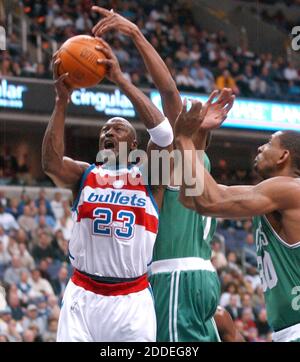 KRT SPORTGESCHICHTE TRÄGE: CELTICS-WIZARDS KRT FOTO VON HARRY E. WALKER/KRT -- WASHINGTON, DC, (9. April) -- Washington Wizards Michael Jordan (23) wird von Boston Celtics Walter McCarty (0), Heck, und Mark Blount (30) während ihres Spiels im MCI Center in Washington, DC, Mittwoch Abend fouled. (HEW) 2003 Fotos von TNS/ABACAPRESS.COM Stockfoto
