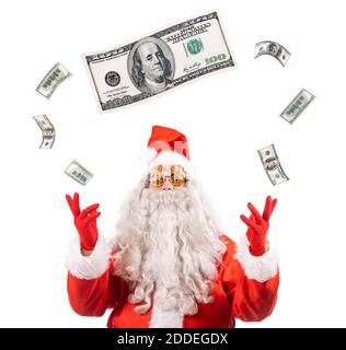 Der Weihnachtsmann jongliert mit Dollarscheinen. Santa wirft Geld, isoliert auf weißem Hintergrund. Stockfoto