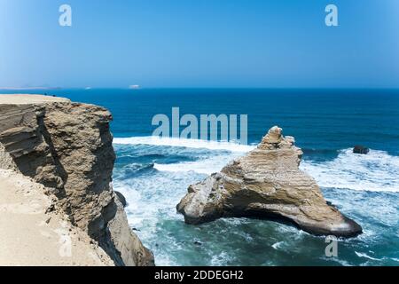 Das Paracas National Reserve liegt in der Nähe der Stadt Pisco an der Südküste Perus. Es erstreckt sich über Wüste, Meer und Inseln und ist die Heimat von Wildtieren wie Seelöwen, etc. Stockfoto