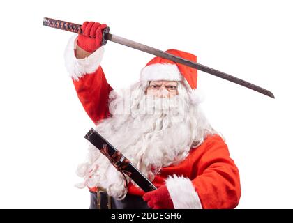 Der Weihnachtsmann ist mit einem Samurai-Schwert bewaffnet, isoliert auf weißem Hintergrund. Stockfoto