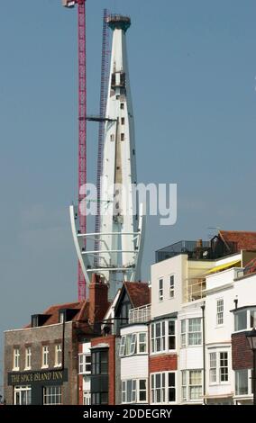 AJAXNETPHOTO. MAI 2004. PORTSMOUTH, ENGLAND. - GOING UP - DER SPINNAKER MILLENIUM TURM STEIGT ALLMÄHLICH ÜBER ALTE EIGENSCHAFTEN AN POINT, ALTEN PORTSMOUTH. FOTO: JONATHAN EASTLAND/AJAX REF: D41705 0285 Stockfoto