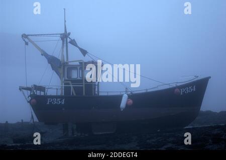 AJAXNETPHOTO. 2011. HAMBLE RIVER, ENGLAND. - BOTTOM TRAWLER - KÜSTENGEWÄSSER STAHL GESCHÄLTE FISCHERBOOT FÜR DIE SCHLEPPNETZFISCHEREI JAKOBSMUSCHELN AUF SLIPWAY VERWENDET. FOTO: JONATHAN EASTLAND/AJAX REF: D111501 900 Stockfoto