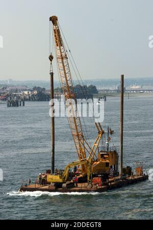 AJAXNETPHOTO. MAI 2004. PORTSMOUTH, ENGLAND. - KRANLEISTUNG - ANGETRIEBENER PONTON MIT SEINER LADUNG VON KRÄNEN UND MASCHINEN FÜR DEN RUNDEN TURM BASIS GELEITET. DIE BEIDEN STAHLBEINE WERDEN AUF DEN MEERESBODEN ABGESENKT, UM DEN PONTON IN DER POSITION ZUM ARBEITEN ZU VERANKERN. FOTO: JONATHAN EASTLAND/AJAX REF: D41705 0265 Stockfoto