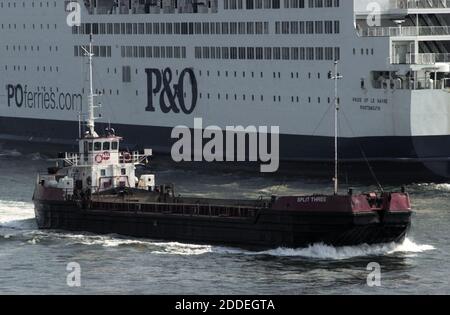 AJAXNETPHOTO. MAI 2004. PORTSMOUTH, ENGLAND. - SPLIT HOPPER - ML BAGGERN VON PORTSMOUTH SPLIT DREI HOPPER BARGE IN DEN HAFEN ALS P & O FÄHRE ABFÄHRT. DAS SCHIFF WIRD VON EINEM SYKES HYDROMASTER RUDERPROPELLOR ANGETRIEBEN. FOTO: JONATHAN EASTLAND/AJAX REF: D41705 0276 Stockfoto