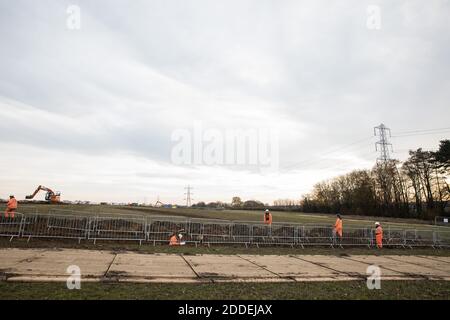 Aylesbury Vale, Großbritannien. November 2020. HS2-Auftragnehmer führen archäologische Ausgrabungen in einem Feld in der Nähe des Grabens GrimÕs für die Hochgeschwindigkeits-Eisenbahnverbindung HS2 durch. GrimÕs Graben ist ein angeplantes antikes Denkmal, ein Erdwerk, das vermutlich im 1. Jahrtausend v. Chr. entstanden ist und von historisch wichtigen Hecken begrenzt wird, und das HS2-Projekt wird voraussichtlich etwa ein Drittel eines 350 Meter langen Abschnitts des Grabens zerstören. Kredit: Mark Kerrison/Alamy Live Nachrichten Stockfoto