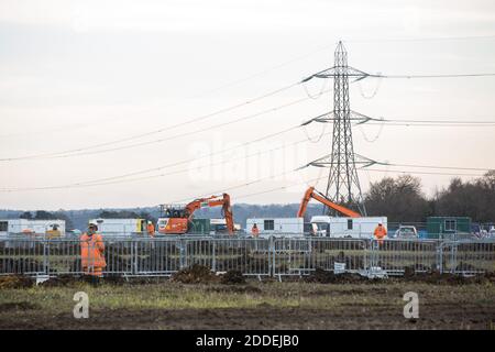 Aylesbury Vale, Großbritannien. November 2020. HS2-Auftragnehmer führen archäologische Ausgrabungen in einem Feld in der Nähe des Grabens GrimÕs für die Hochgeschwindigkeits-Eisenbahnverbindung HS2 durch. GrimÕs Graben ist ein angeplantes antikes Denkmal, ein Erdwerk, das vermutlich im 1. Jahrtausend v. Chr. entstanden ist und von historisch wichtigen Hecken begrenzt wird, und das HS2-Projekt wird voraussichtlich etwa ein Drittel eines 350 Meter langen Abschnitts des Grabens zerstören. Kredit: Mark Kerrison/Alamy Live Nachrichten Stockfoto