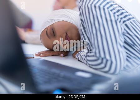 Afrikanische muslimische Geschäftsfrau Gefühl unwohl Leiden von Kopfschmerzen Migräne berühren Stirn während der Arbeit, verärgert schwarze Frau Mitarbeiter frustriert durch Stockfoto