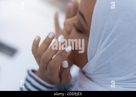 Afrikanische muslimische Geschäftsfrau Gefühl unwohl Leiden von Kopfschmerzen Migräne berühren Stirn während der Arbeit, verärgert schwarze Frau Mitarbeiter frustriert durch Stockfoto