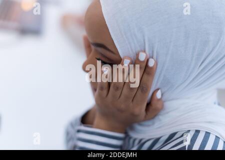 Afrikanische muslimische Geschäftsfrau Gefühl unwohl Leiden von Kopfschmerzen Migräne berühren Stirn während der Arbeit, verärgert schwarze Frau Mitarbeiter frustriert durch Stockfoto