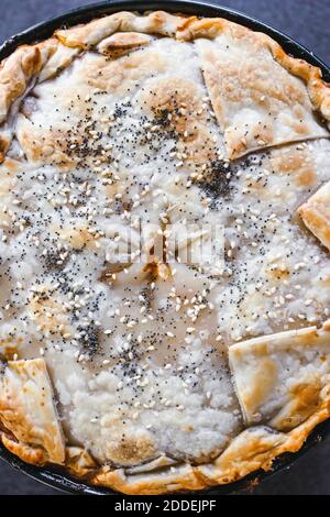 Gesunde pflanzliche Rezepten Konzept, vegane Auberginen und Linsenblätterteig Kuchen Stockfoto