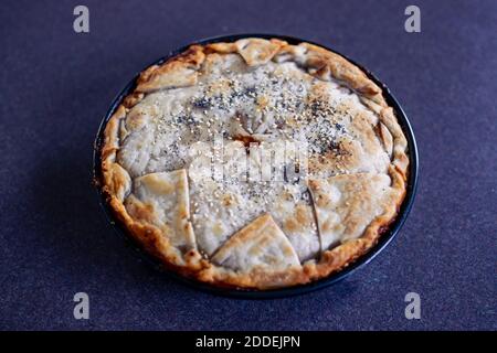 Gesunde pflanzliche Rezepten Konzept, vegane Auberginen und Linsenblätterteig Kuchen Stockfoto