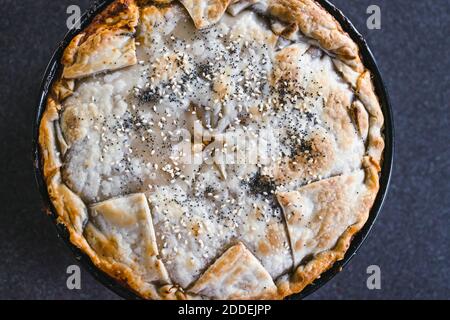 Gesunde pflanzliche Rezepten Konzept, vegane Auberginen und Linsenblätterteig Kuchen Stockfoto