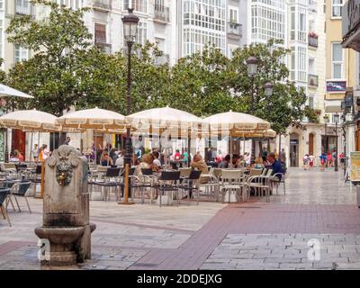 Die Leute genießen einen Kaffee in der Lain Calvo Straße - Burgos, Kastilien und Leon, Spanien Stockfoto