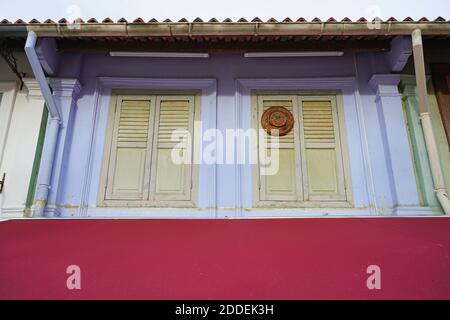 Bunte windows auf Peranakan Häuser in Singapur Stockfoto