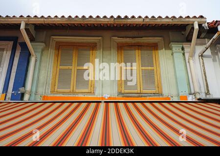 Bunte windows auf Peranakan Häuser in Singapur Stockfoto