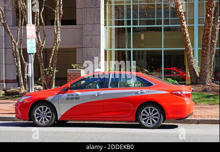 WASHINGTON, DC -21 FEB 2020- Blick auf rote Taxis auf der Straße in Washington, DC, USA. Stockfoto