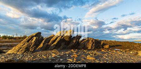 Gletscherfelsen am Meeresboden bei Ebbe Stockfoto