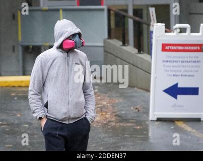 Vancouver, Kanada. November 2020. Eine Person, die eine Gesichtsmaske trägt, geht am 24. November 2020 an der Notaufnahme im St. Paul's Hospital in der Innenstadt von Vancouver, British Columbia, Kanada, vorbei. Die Zahl der COVID-19-Fälle in Kanada stieg weiter an, da das Land laut CTV am Dienstagnachmittag insgesamt 340,388 Fälle und 11,592 Todesfälle meldete. Quelle: Liang Sen/Xinhua/Alamy Live News Stockfoto