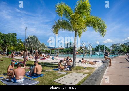 Cairns Esplanade Lagoon, beliebtes öffentliches Schwimmbad am Ufer des Trinity Inlet, North Queensland, Australien Stockfoto