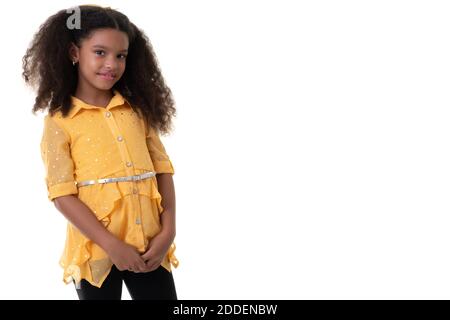 Porträt eines trendigen multirassischen kleinen Mädchen mit schönen lockigen Haar- isoliert auf weiß Stockfoto