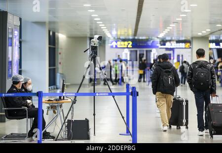 Shanghai. November 2020. Passagiere kommen am 24. November 2020 im Terminal 2 des Shanghai Pudong International Airport im ostchinesischen Shanghai an. Der tägliche Flugverkehr des Flughafens beträgt in letzter Zeit rund 1,000 Flüge, wobei Passagiere Gesichtsmasken tragen und sich ordentlich ein- und ausbewegen. Kredit: Ding Ting/Xinhua/Alamy Live Nachrichten Stockfoto