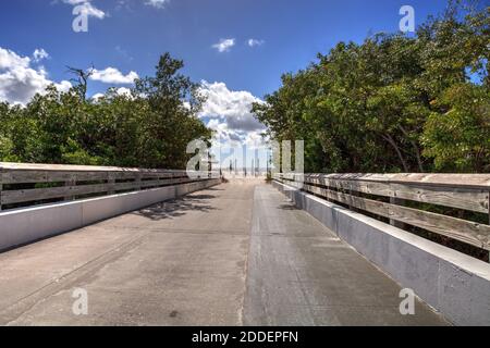 Strandpromenade zum Lovers Key State Park an einem sonnigen Tag in Fort Myers, Florida Stockfoto