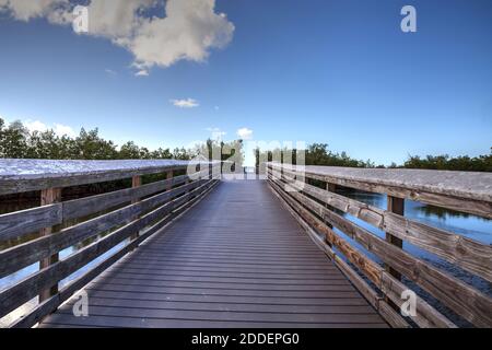 Strandpromenade zum Lovers Key State Park an einem sonnigen Tag in Fort Myers, Florida Stockfoto