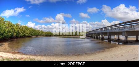 Strandpromenade zum Lovers Key State Park an einem sonnigen Tag in Fort Myers, Florida Stockfoto