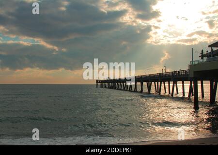 Weitaufnahme des Sonnenaufgangs am Strand Stockfoto