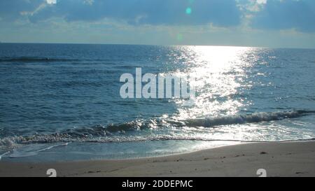 Sonne scheint auf dem Meer Stockfoto