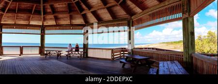 Pavillon mit Blick auf Lovers Key State Park an einem sonnigen Tag in Fort Myers, Florida. Stockfoto