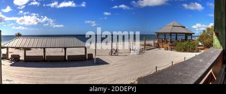 Pavillon mit Blick auf Lovers Key State Park an einem sonnigen Tag in Fort Myers, Florida. Stockfoto