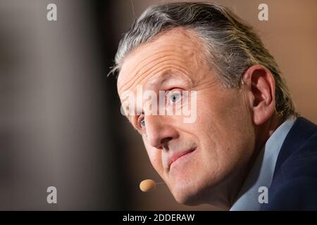 Fellbach, Deutschland. November 2020. Frank Nopper (CDU), Kandidat für die Wahl des Oberbürgermeisters in Stuttgart, lacht, bevor der Akademievortrag aufgezeichnet wird. (To dpa: 'Endspurt auf dem Weg zum Rathaus - Stuttgart wählt neuen Oberbürgermeister') Quelle: Tom Weller/dpa/Alamy Live News Stockfoto