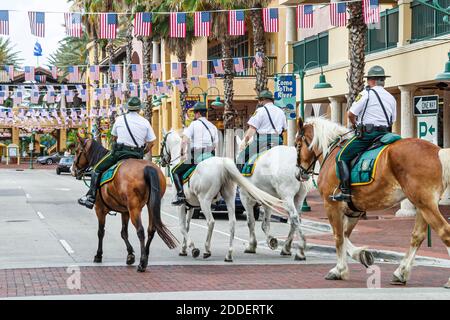 Florida Ft. Fort Lauderdale Las Olas Riverfront Circle, Polizisten bestiegen Pferde, Stockfoto