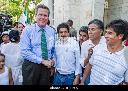 Miami Beach, Florida, Collins Park, Mexiko, Cinco de Mayo-Feier, Gouverneur Jeb Bush trifft hispanische Männer, die die Hand schütteln, Stockfoto