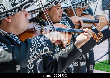 Miami Beach Florida, Collins Park Mexico Cinco de Mayo Feier, Mariachi Musiker spielen Geigen Hispanic Mann Outfit Sombrero, Stockfoto