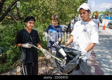 Miami Beach Florida, Dade Canal Teenager Studenten Studenten, Job Corps Arbeiter Freiwillige Schwarze hispanische Reinigung sammeln Müll, Jungen Kunststoff Stockfoto