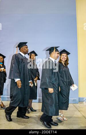 Florida, Miami Beach Convention Center, Zentrum St. Thomas University Beginn, Abschlussfeier Studenten Kappe Kleid Absolventen, schwarz Stockfoto