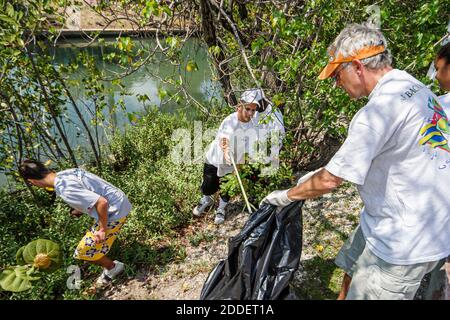 Miami Beach Florida, Dade Canal Teenager Jugendliche Studenten, Job Corps Arbeiter Freiwillige Reinigung sammeln Müll sammeln, Jungen Senior Mann Plastiktüte REA Stockfoto