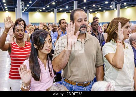 Florida, Miami Beach Convention Center, Zentrum, Einbürgerungszeremonie Eid of Citizenship Pledge Allegiance, Immigranten Schwarze asiatische Frauen Mann Stockfoto