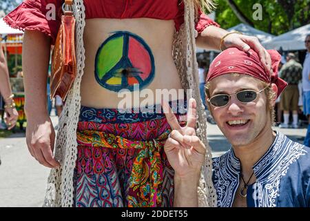 North Miami Beach Florida, Miami Dade Parks, Greynolds Park Liebe in Veranstaltung feiern Kultur der 1960er Jahre, Hippie Kleidung Wettbewerb Modenschau, Teilnehmer Smili Stockfoto