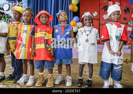 Miami Florida, Little Haiti Edison Park Grundschule Career Day, Student Schwarze Mädchen Jungen tragen professionelle Arbeitsuniformen, Arzt Krankenschwester Feuer Stockfoto