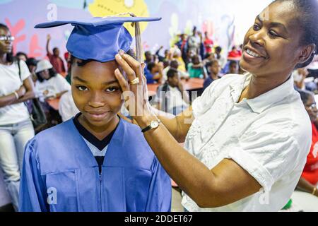 Miami Florida, Little Haiti Edison Park Grundschule Career Day, Schüler Schwarzes Mädchen Abschluss Kleid Outfit Kappe trägt, Lehrer Frau weiblich h Stockfoto