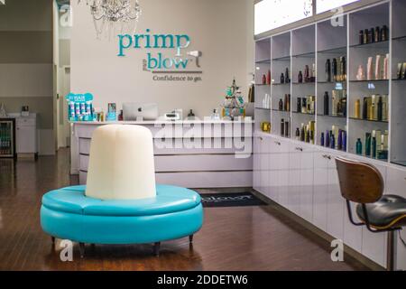 Augusta, GA USA - 11 22 20: Primp Schlag Beauty Salon Interieur mit schönen Farben Stockfoto
