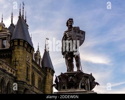 Khryashchevka, Russland, 16. Juli 2020, Garibaldi Burg, Krieger Statue auf dem Hintergrund der Burg, selektive Fokus Stockfoto